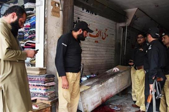 مقتل وإصابة 16 بانفجار قنبلة قرب مسجد في باكستان