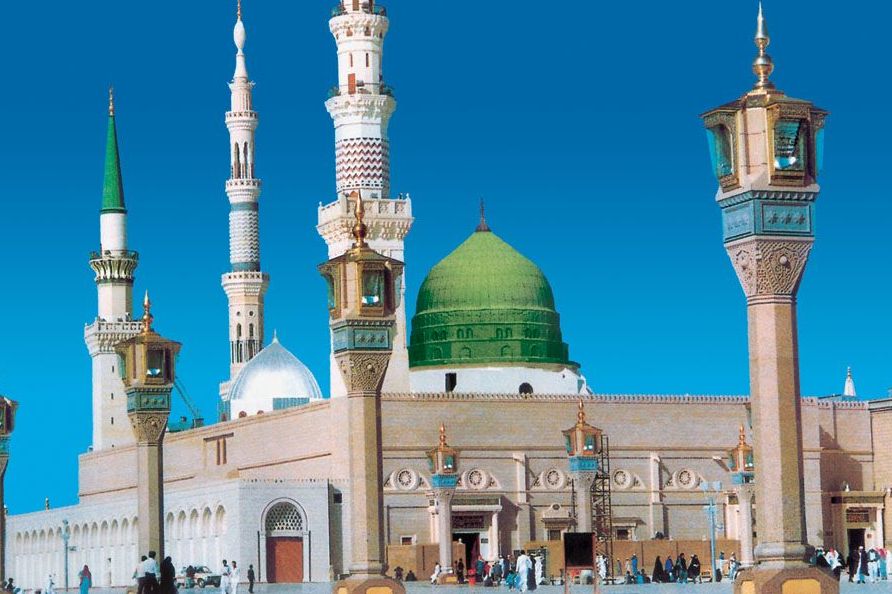 زوار المسجد النبوي يتسابقون على قراءة القرآن في رمضان