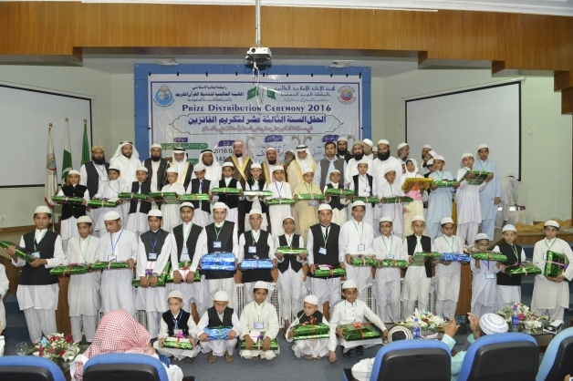 2400حافظ وحافظة يشاركون بمسابقة حفظ القرآن في باكستان