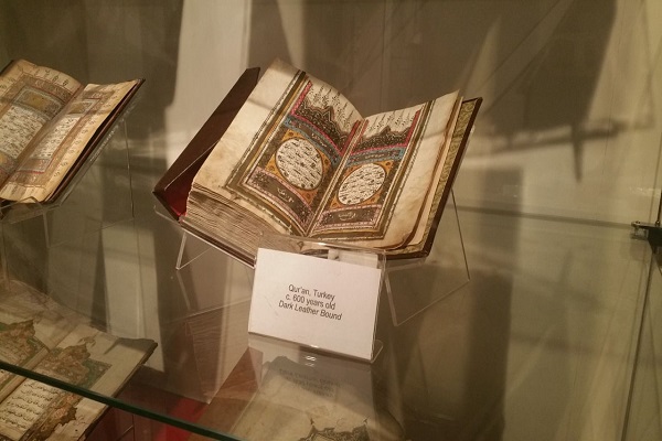 عرض مجموعة من المخطوطات القرآنیة النادرة فی سنغافورة