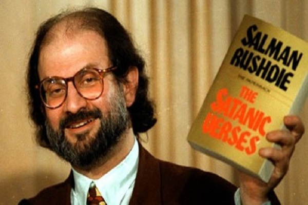 حبر الشيطان.. سلمان رشدي يثير الجدل مجدداً بالإساءة للقرآن
