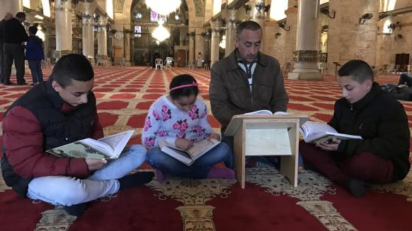 طفلان مقدسيان يحفظان القرآن في عام ونصف