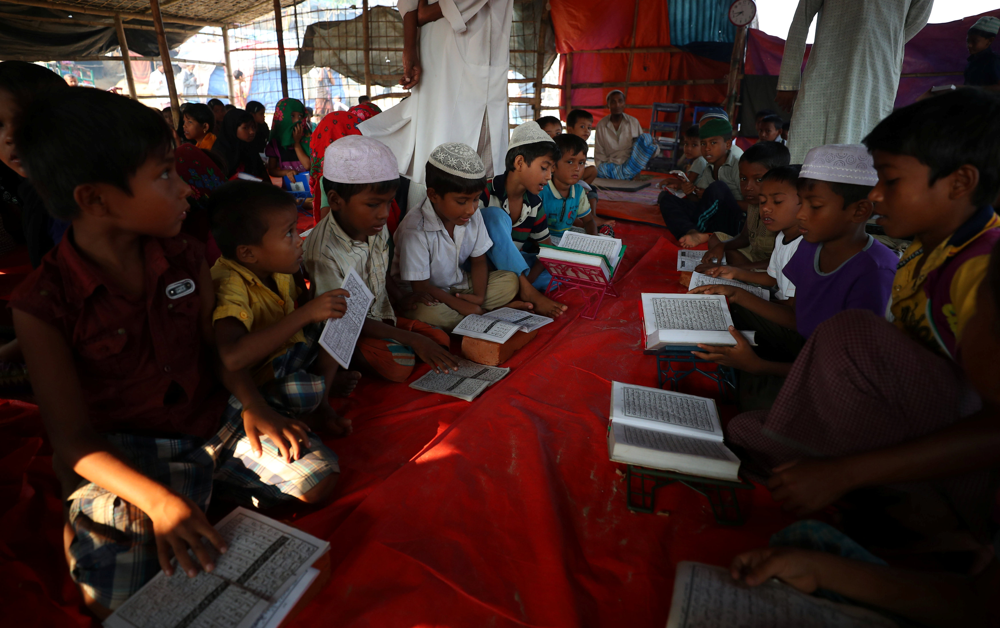 بالصور.. أطفال لاجئى الروهينجا يحرصون على حفظ القرآن فى مخيمات بنجلاديش