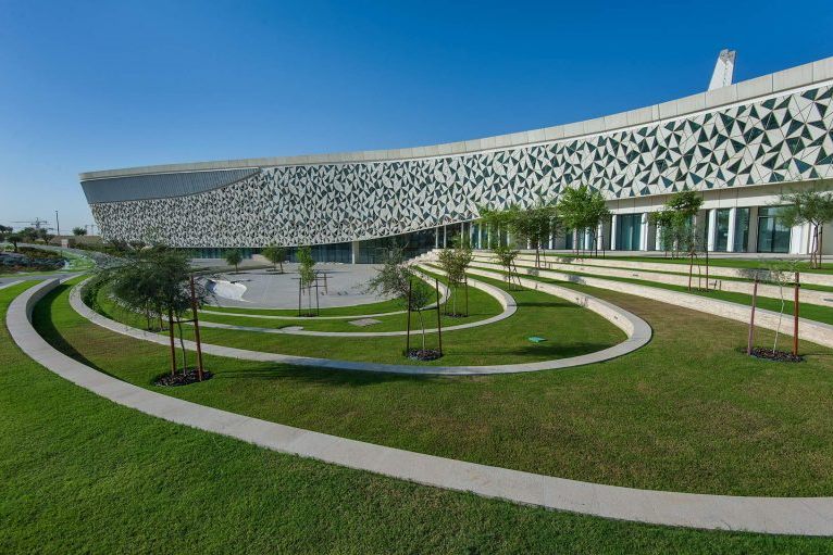 جامع كلية الدراسات الاسلامية في بلدة 