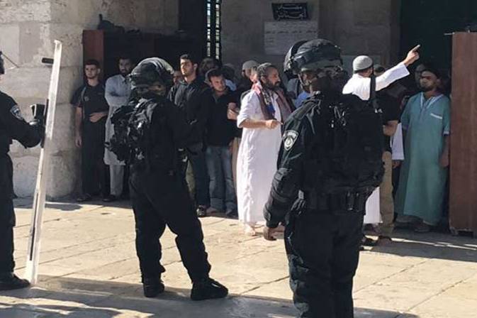 الشرطة الإسرائيلية تقتحم المسجد الأقصى