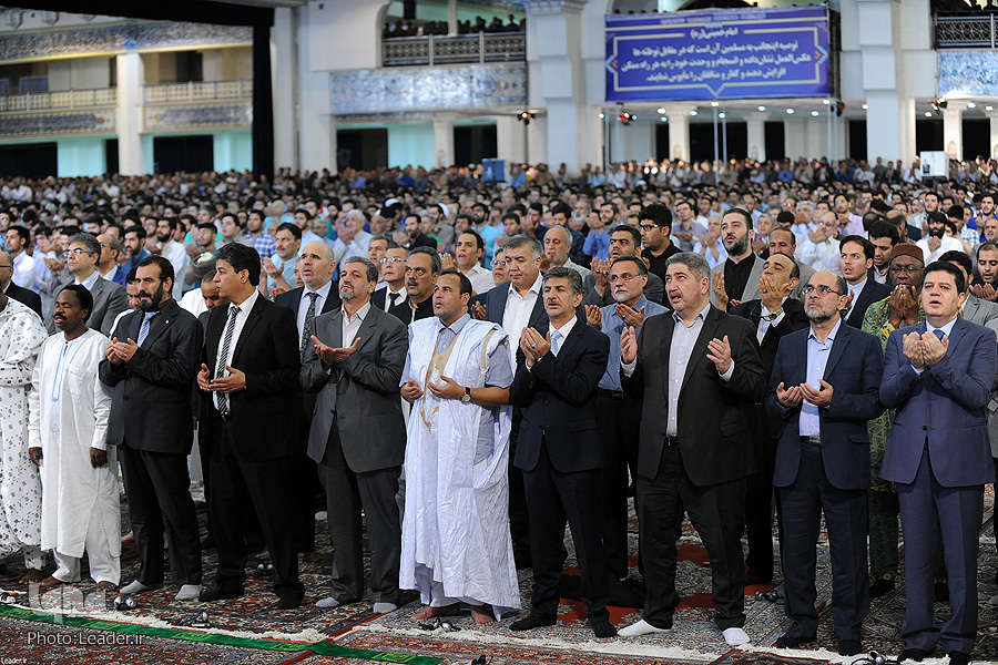صلاة عيد الفطر المبارك بإمامة قائد الثورة في طهران