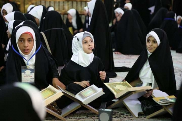 مئات الطالبات يواصلن دروسهن القرآنية في الصحن الحسيني المطهر