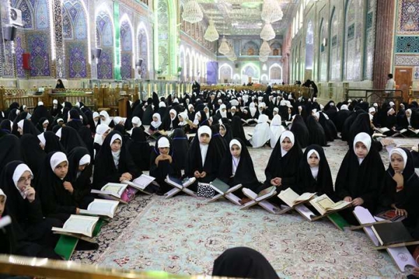 مئات الطالبات يواصلن دروسهن القرآنية في الصحن الحسيني المطهر