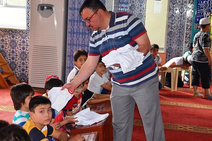 تركيا.. توزيع الهدايا على الأطفال لتشجيعهم على حفظ القرآن