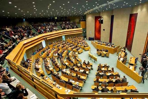 البرلمان الهولندي يفتتح جلساته بتلاوة آيات من القرآن