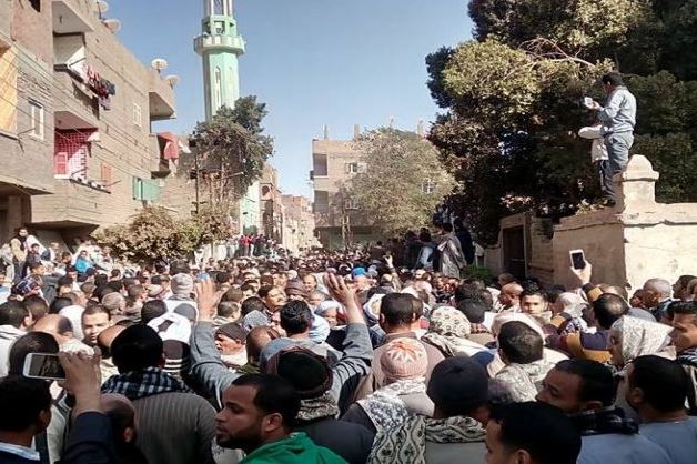 الآلاف يشيعون جثمان أشهر قارئ قرآن بأسيوط (صور)