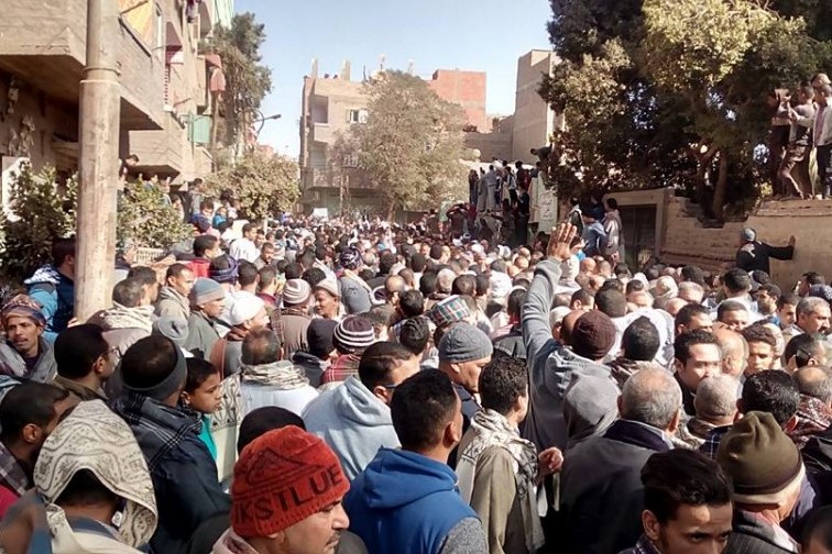 الآلاف يشيعون جثمان أشهر قارئ قرآن بأسيوط (صور)