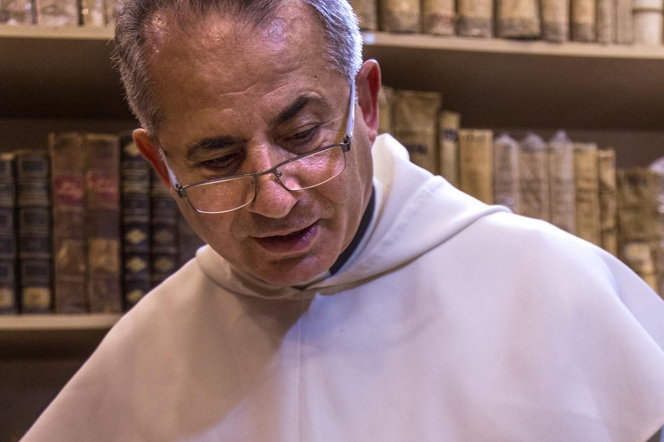 قصة راهب عراقي انقذ مخطوطات قديمة تعود لالاف السنين من 