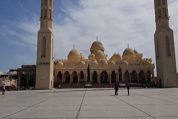 مسجد الميناء الكبير.. تحفة معمارية ومزار سياحي ومركز دعوي في الغردقة