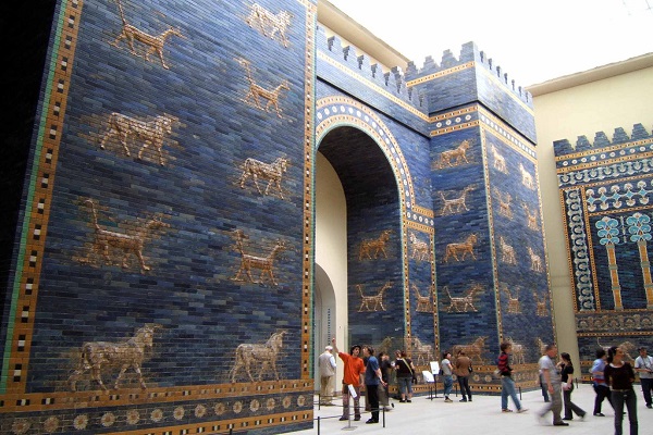 متحف بیرغامون مخزون زاخر بالآثار الإسلامیة