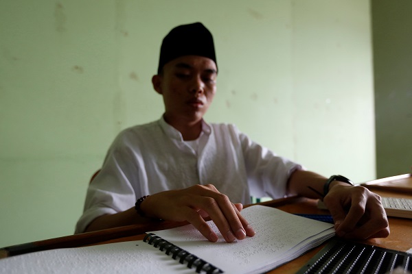 صور.. مكفوفون بإندونيسيا يقرؤون القرآن بطريقة برايل