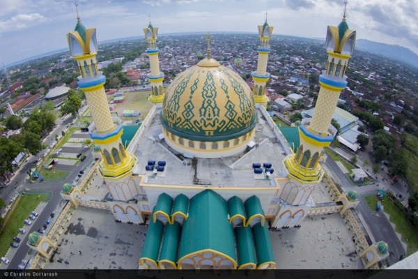الوفد القرآني للعتبة الحسينية ينظِّم  أولى برامجه في أكبر مسجد بجزيرة لومبوك الإندونيسية