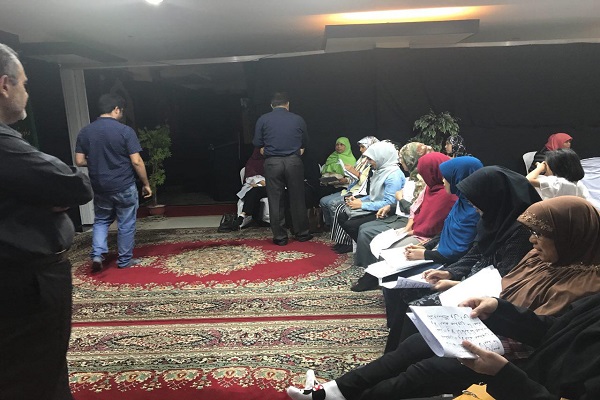مقرئ إیراني ینظم دورة لتعلیم القرآن في الفلبین + صور