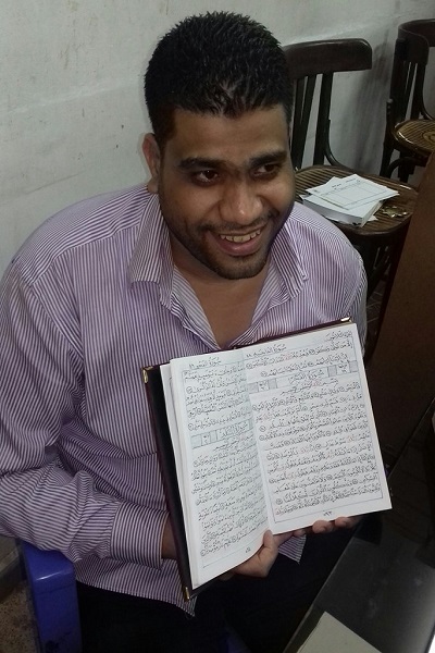 مواطن مصري يكتب المصحف بخط يده في 7 أشهر + صور