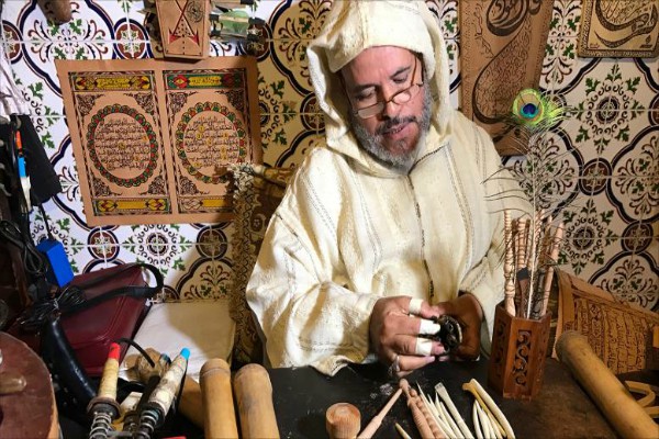 Mərakeşli sənətçinin Quranı dəri üzərində yazma yaradıcılığı