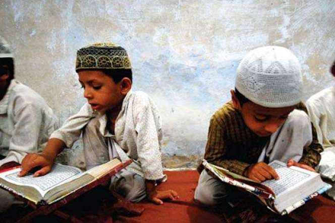 Hindu Girl Teaches Quran to Kids at Agra Temple Hindu Girl Teaches Quran to Kids at Agra Temple