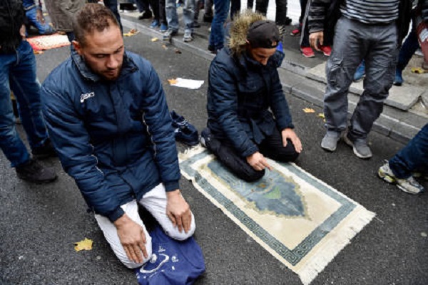 Paris to Prevent Muslim Street Prayers