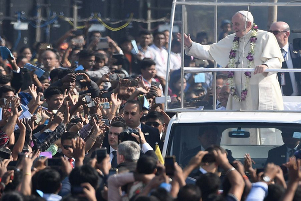 Pope Finally Says 'Rohingya' in Bangladesh