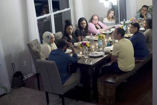 New Boston: Familia musulmana convida a los seguidores de otras religiones a su iftar