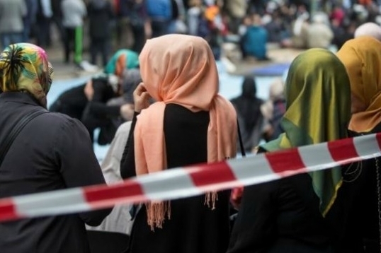 تظاهرات اتریشیها در اعتراض به ممنوعیت حجاب تظاهرات اتریشیها در اعتراض به ممنوعیت حجاب