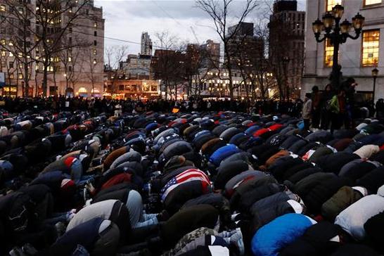 نماز جماعت یمنی‌های معترض در قلب نیویورک