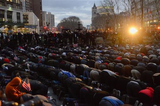 نماز جماعت یمنی‌های معترض در قلب نیویورک