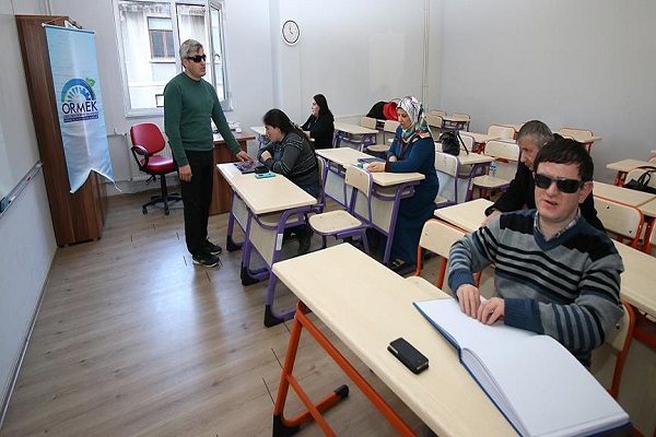 آموزش روخوانی قرآن به روشندلان در ترکیه / در حال تکمیل