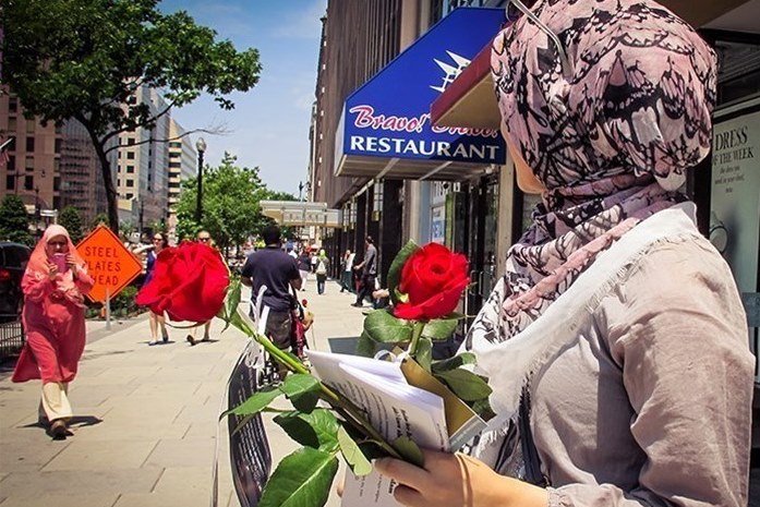 انگلیسی/ مقابله جوانان مسلمان آمریکایی با اسلام‌هراسی با شاخه‌های گل مزین به آیات قرآن