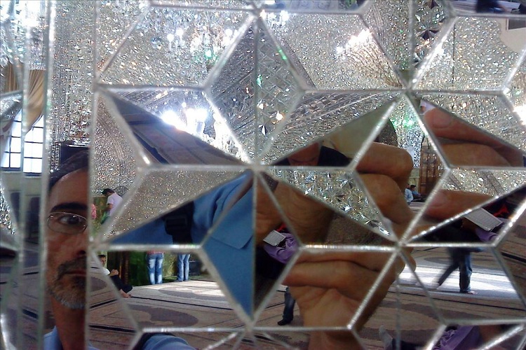 خرده شیشه‌های به جامانده از آینه‎کاری در خانه‎ها/ حمایت نشدن هنرهای اصیل ایران از لحاظ مالی/