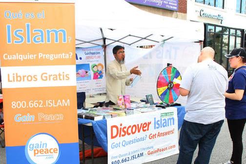 توزیع قرآن در ایستگاه اسلام‌شناسی شیکاگو