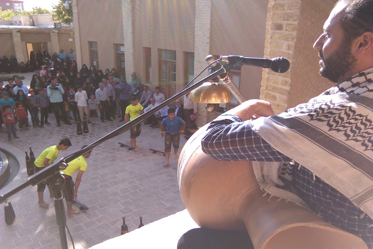 پرچم حرم امام رضا(ع) در زادگاه امام خمینی(ره) به اهتزاز در آمد پرچم حرم امام رضا(ع) در زادگاه امام خمینی(ره) به اهتزاز در آمد