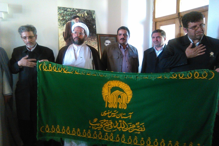 پرچم حرم امام رضا(ع) در زادگاه امام خمینی(ره) به اهتزاز در آمد پرچم حرم امام رضا(ع) در زادگاه امام خمینی(ره) به اهتزاز در آمد