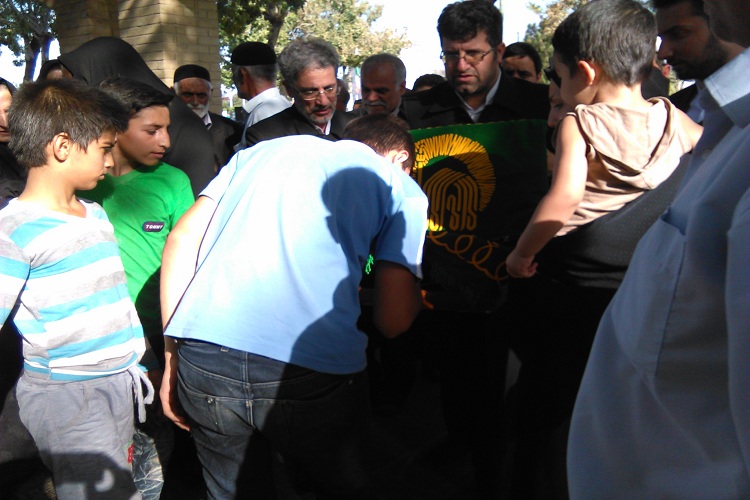 پرچم حرم امام رضا(ع) در زادگاه امام خمینی(ره) به اهتزاز در آمد پرچم حرم امام رضا(ع) در زادگاه امام خمینی(ره) به اهتزاز در آمد