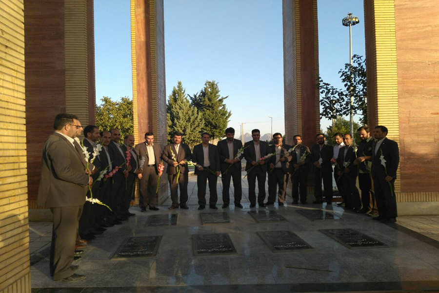 تجدید میثاق کارکنان بانک‌های لرستان با شهدای گمنام + عکس