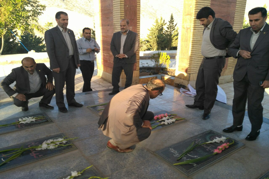 تجدید میثاق کارکنان بانک‌های لرستان با شهدای گمنام + عکس