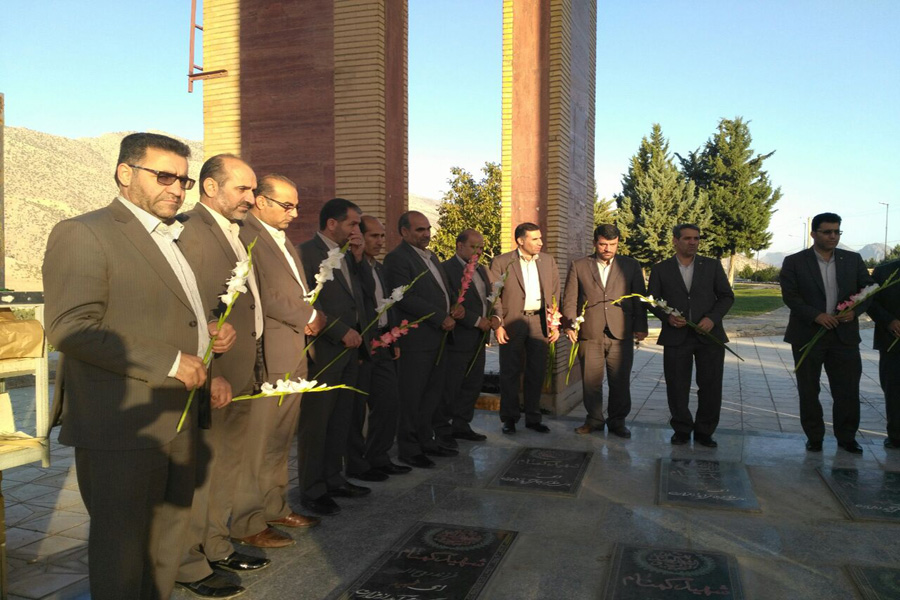 تجدید میثاق کارکنان بانک‌های لرستان با شهدای گمنام + عکس