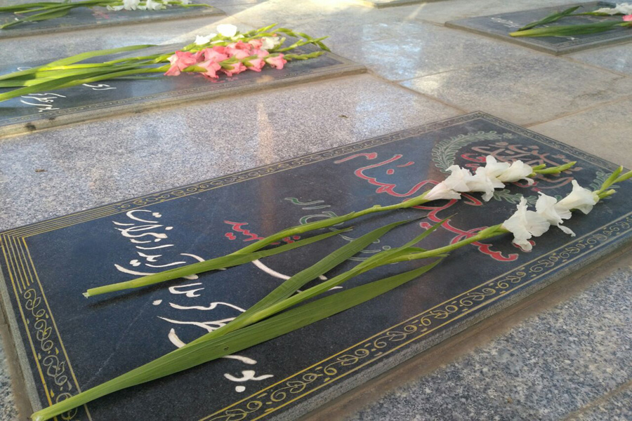 تجدید میثاق کارکنان بانک‌های لرستان با شهدای گمنام + عکس