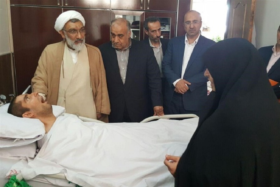 دیدار وزیر دادگستری با خانواده شهید مدافع حرم لرستانی دیدار وزیر دادگستری با خانواده شهید مدافع حرم لرستانی
