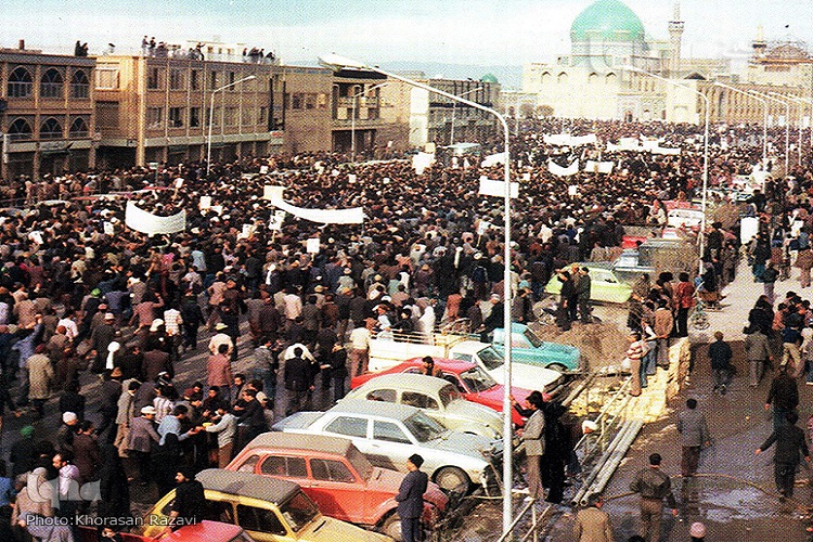 انقلاب در نگاه نسل چهارم/ پیر جماران در قلبهایمان زنده است انقلاب در نگاه نسل چهارم/ پیر جماران در قلبهایمان زنده است
