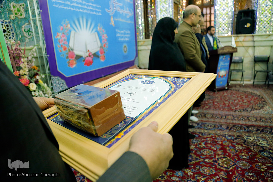 تجلیل از برگزیدگان طرح «دوشنبههای قرآنی» تجلیل از برگزیدگان طرح «دوشنبههای قرآنی»