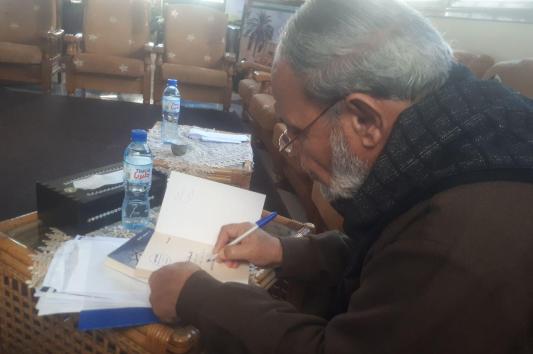اهدای دو جلد کتاب توسط رهبر حماس به جشنواره عمار