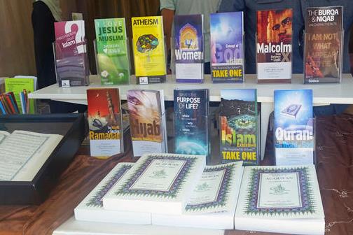 توزیع قرآن در جشنواره کتاب لس‌آنجلس