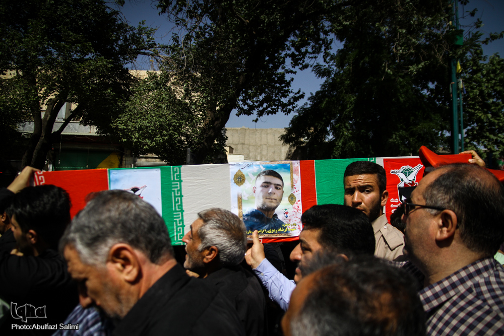 حماسه وداع مردم قزوین با شهید جوان
