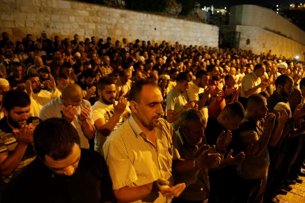 اقامه نماز صبح فلسطینیان در ورودی‌های مسجدالاقصی