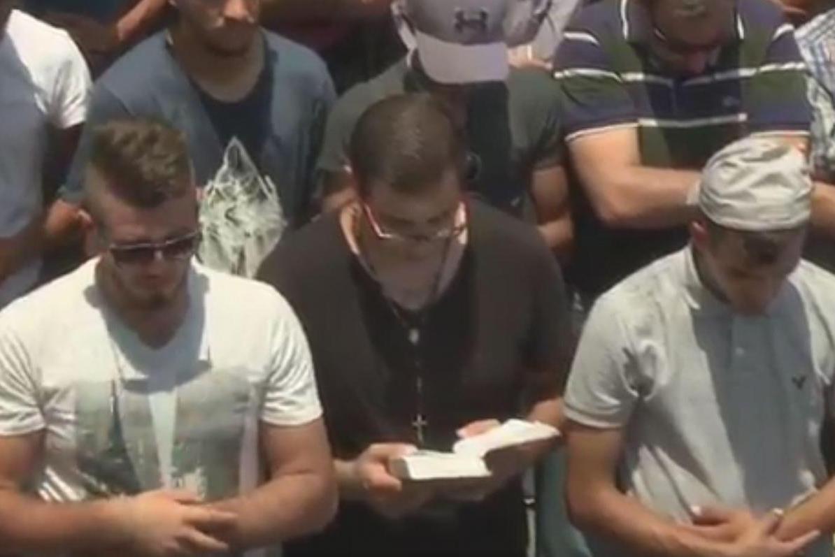 قدردانی کاربران فضای مجازی از مسیحی فلسطینی ایستاده به نماز